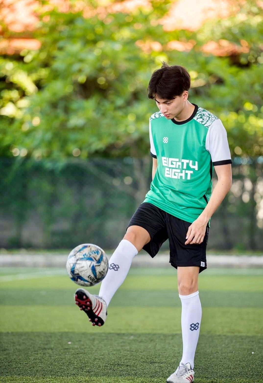 足球少年糕卡娜：热爱足球的他快乐无比