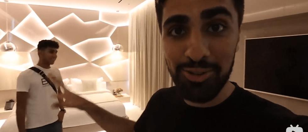 迪拜男子奋斗十年买下劳斯莱斯,迪拜小伙卖掉劳斯莱斯买法拉利