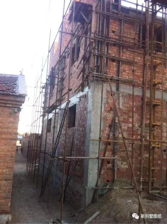 小伙盖三层农村别墅，占地150平米只花不到50万，你觉得怎么样？