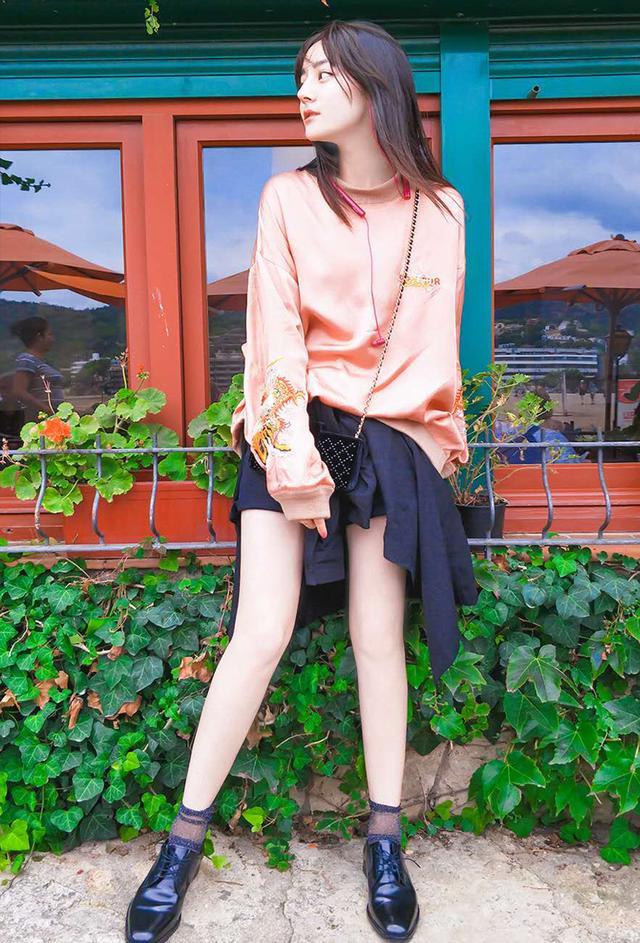 今年都在穿什么布洛克鞋,今年最流行的鞋子洞洞鞋