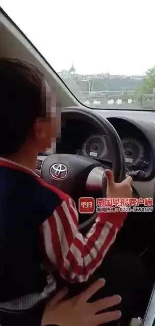 广西两男孩危险驾车,南宁少年飙车被抓后续