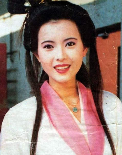 蓝洁瑛并非真的神经，而是逃避