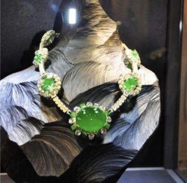 历年最顶级的翡翠拍卖,盘点价格过亿的翡翠