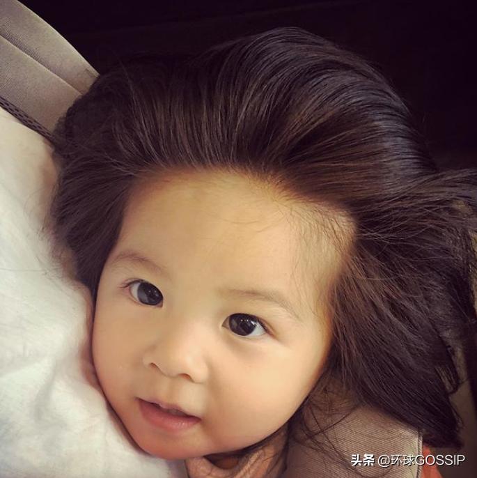 日本网红“爆炸头宝宝”接拍第一支洗发水广告，成为全球最小发模