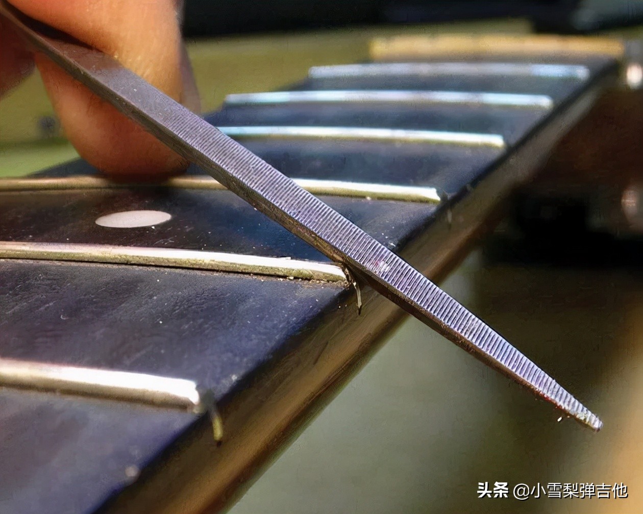 木吉他的弦距如何调整,吉他弦距怎么调节标准