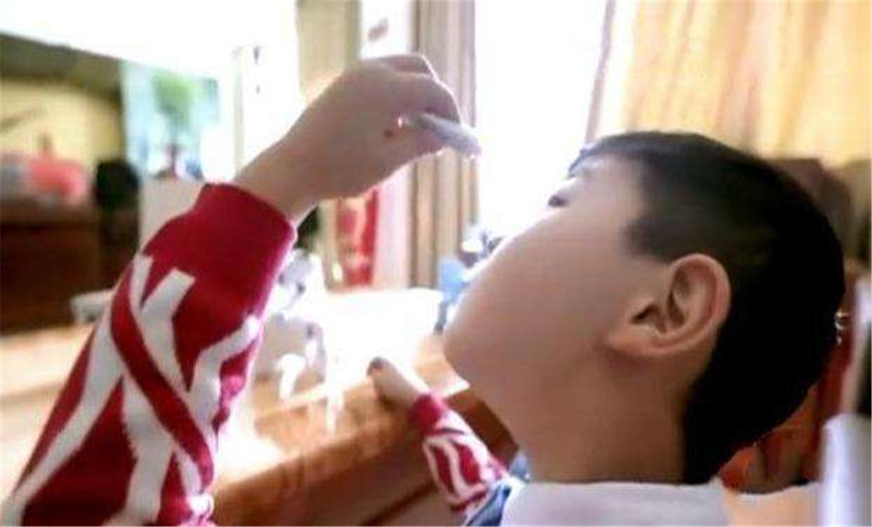 一小儿不小心把502滴入眼睛,502误滴入眼睛怎么办