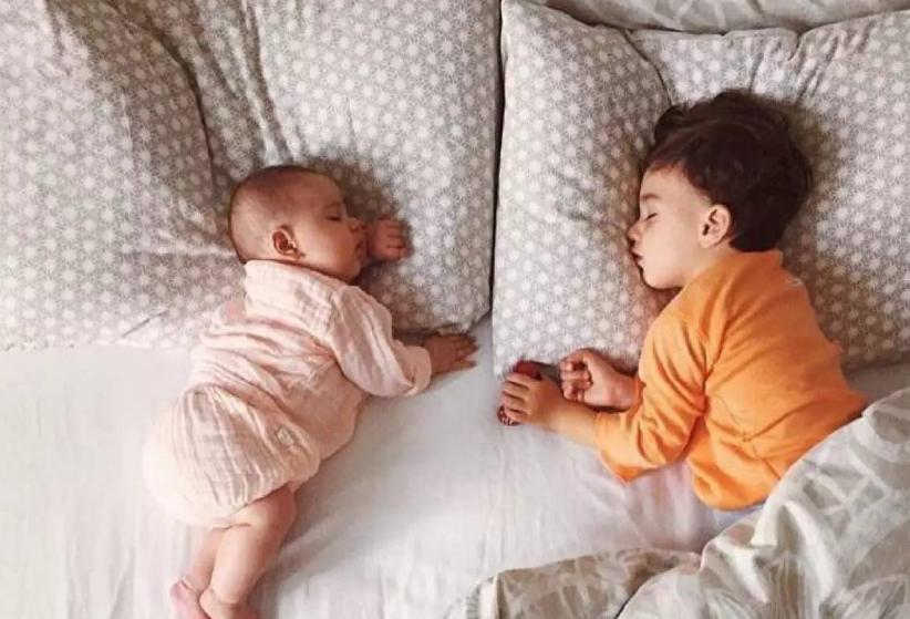 孩子睡觉总踢被子用盖吗,孩子睡觉喜欢踢妈妈肚子睡觉