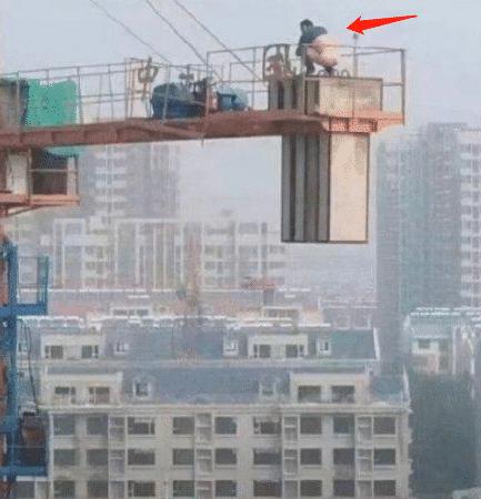 高空维修员,高空工作上厕所