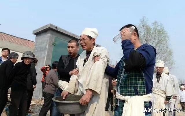 迎亲队伍遇到下葬队伍,农村的结婚迎亲车队