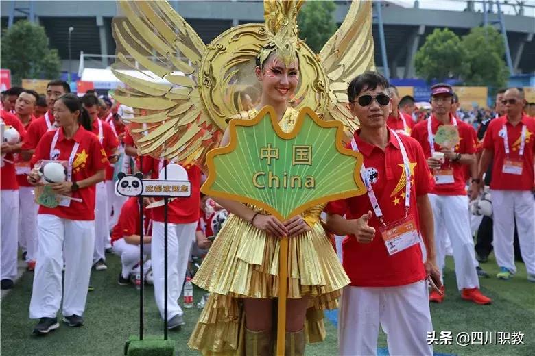 空姐登上成都世警会，西航版“迪丽热巴”颜值爆表