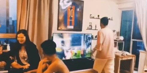 苏醒为立人设爆粗砸电视,黑历史太多,足球圈毕竟不是娱乐圈!