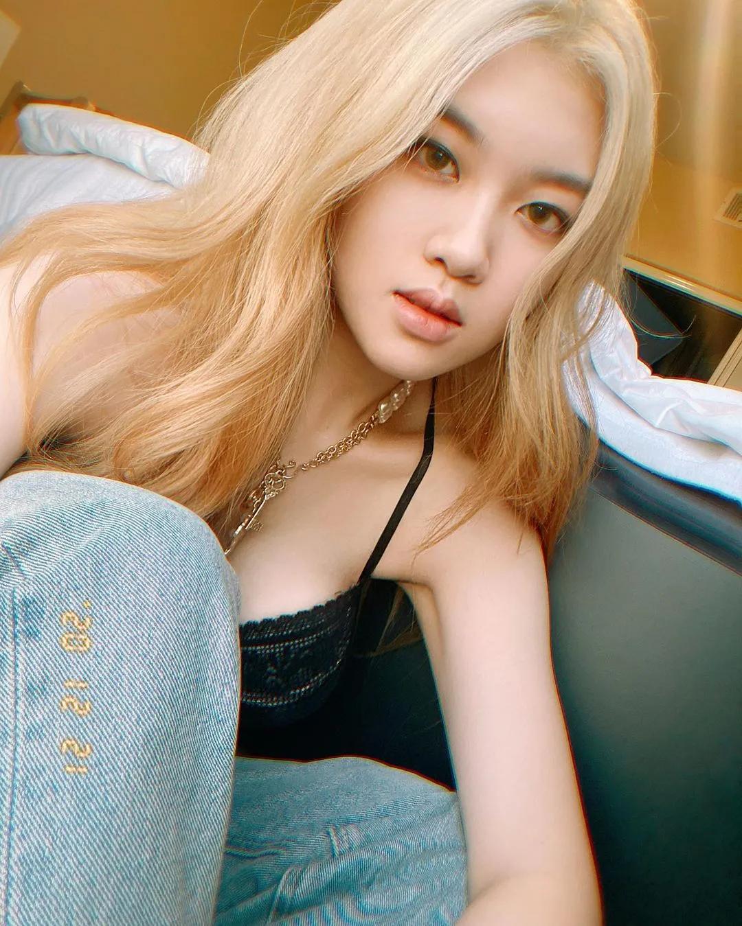 lisa和rosie秀恩爱,lisa与rosa在直播间接吻