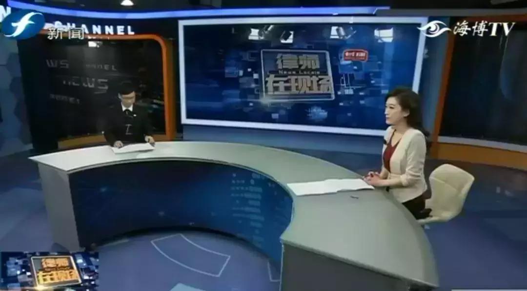 好险|大爷公园散步，硕大枝条垂直戳下，再偏毫厘后果不敢想！