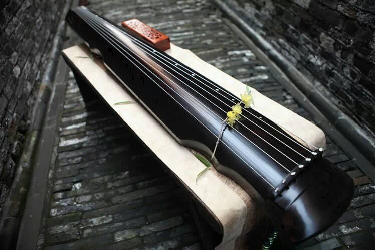 历史上有才华的人都会这门乐器，他也是其中之一