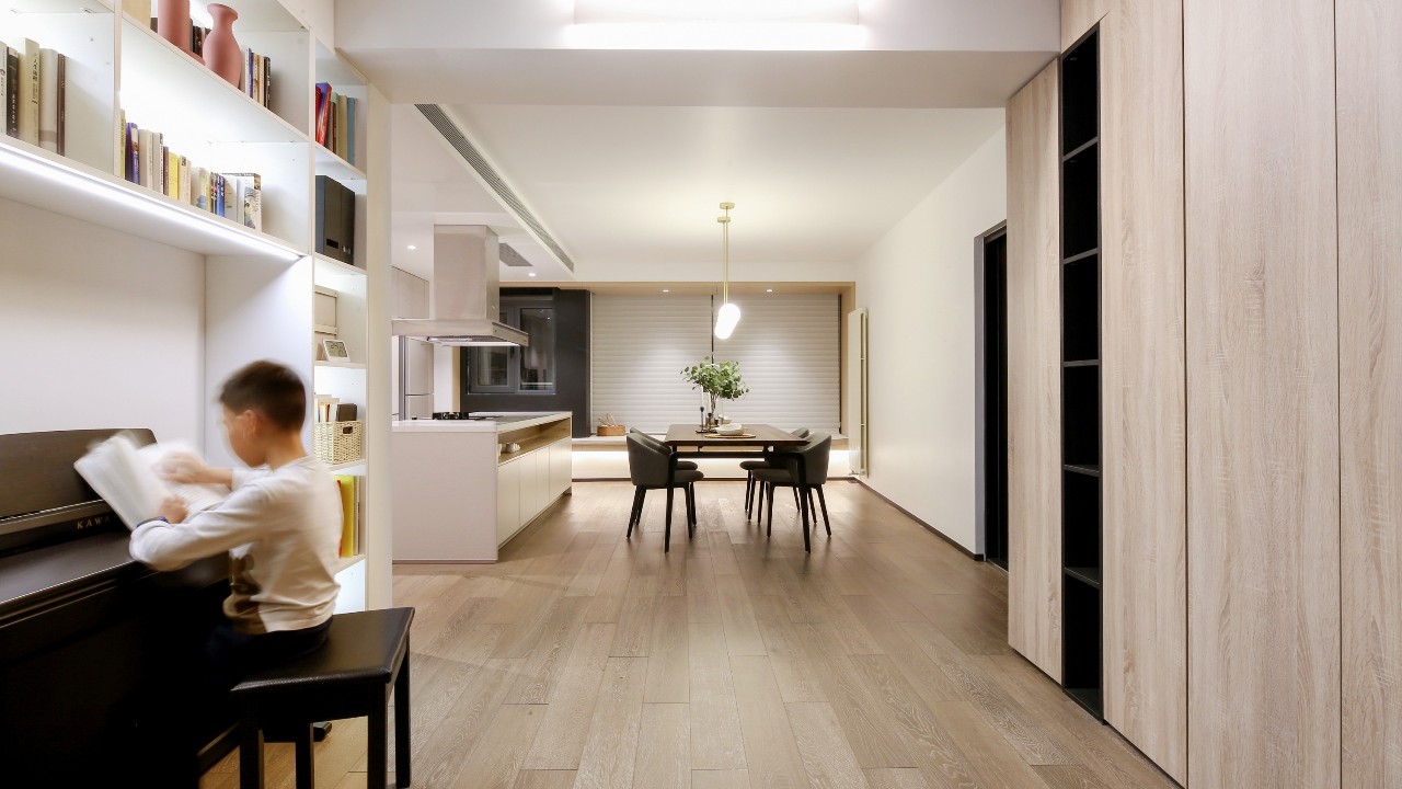 客厅阳台一体办公桌,主卧衣帽间加办公桌