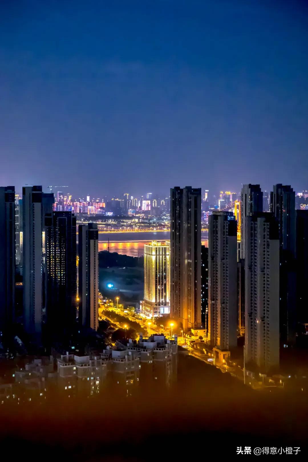 楼顶喝酒看日出,楼顶喝酒夜景视频实拍