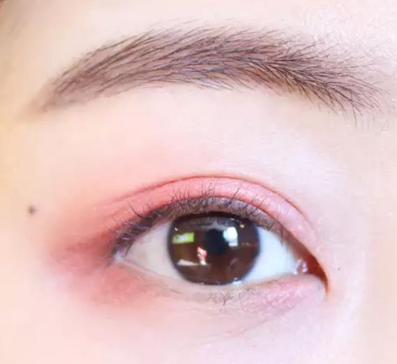 韩系妆容眼妆粉色,韩系桃花妆眼妆教程