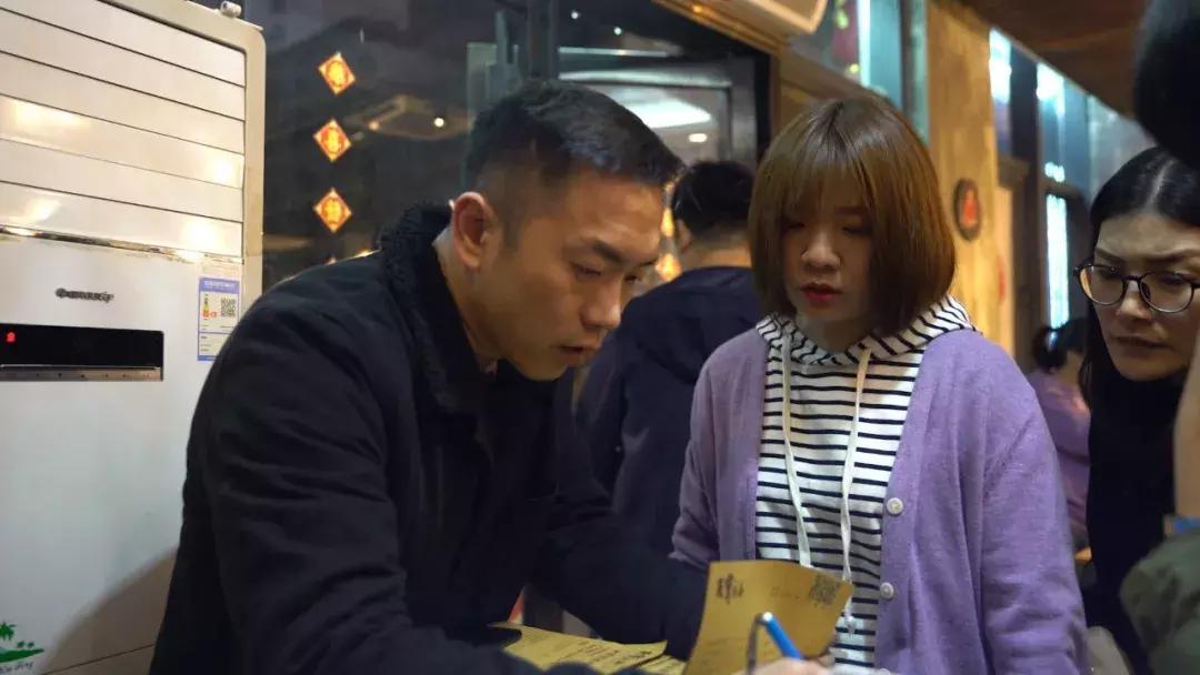 两兄弟揣3000元开店，6年逆袭成当地爆火网红店，天天排长龙！