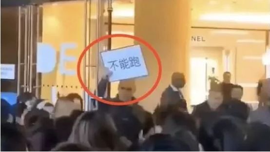 摔倒后仍匍匐前进！中国人海外抢购震惊老外