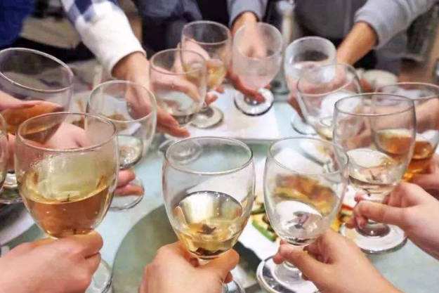 男人喝酒醉了是怎么回事,男人喝酒后一直昏睡喊不醒怎样办