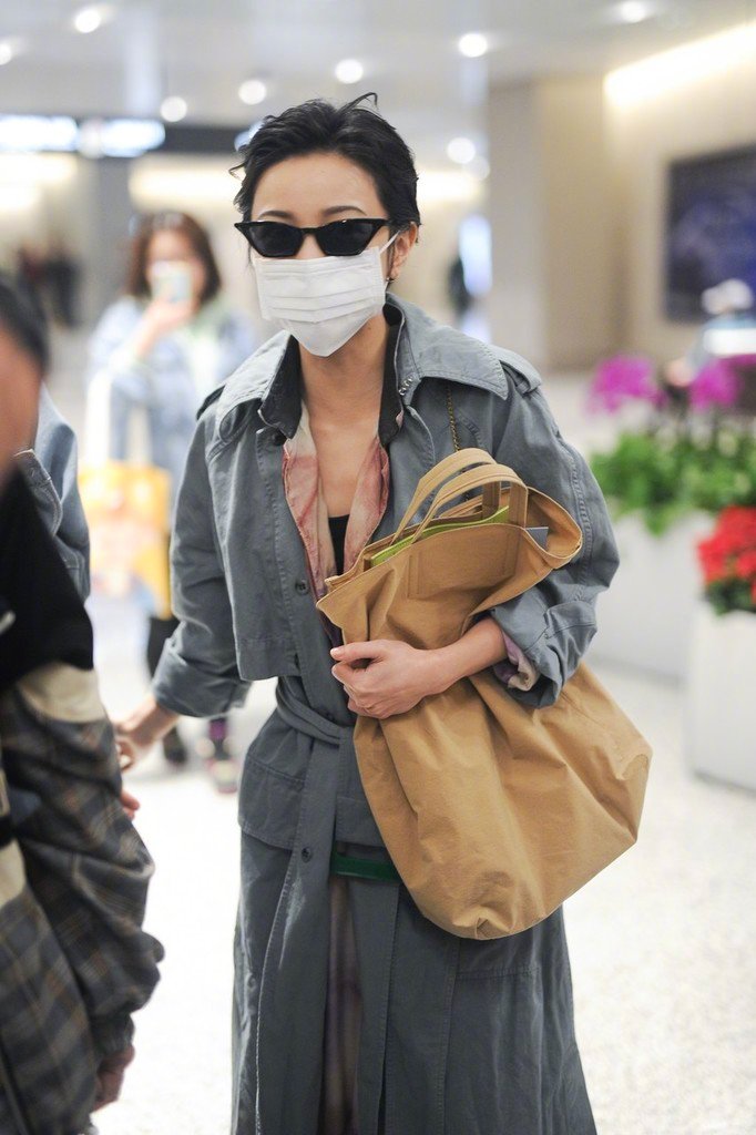 大背头亮相的郭采洁忒时髦了,郭采洁复古短发港风穿搭