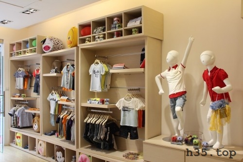 最新童装店双门头装修效果图,童装店怎么装修才有顾客