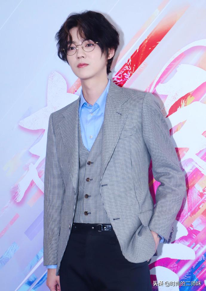 鹿晗这身贵公子打扮不得不夸！中分小卷+眼镜杀，帅起来真要命