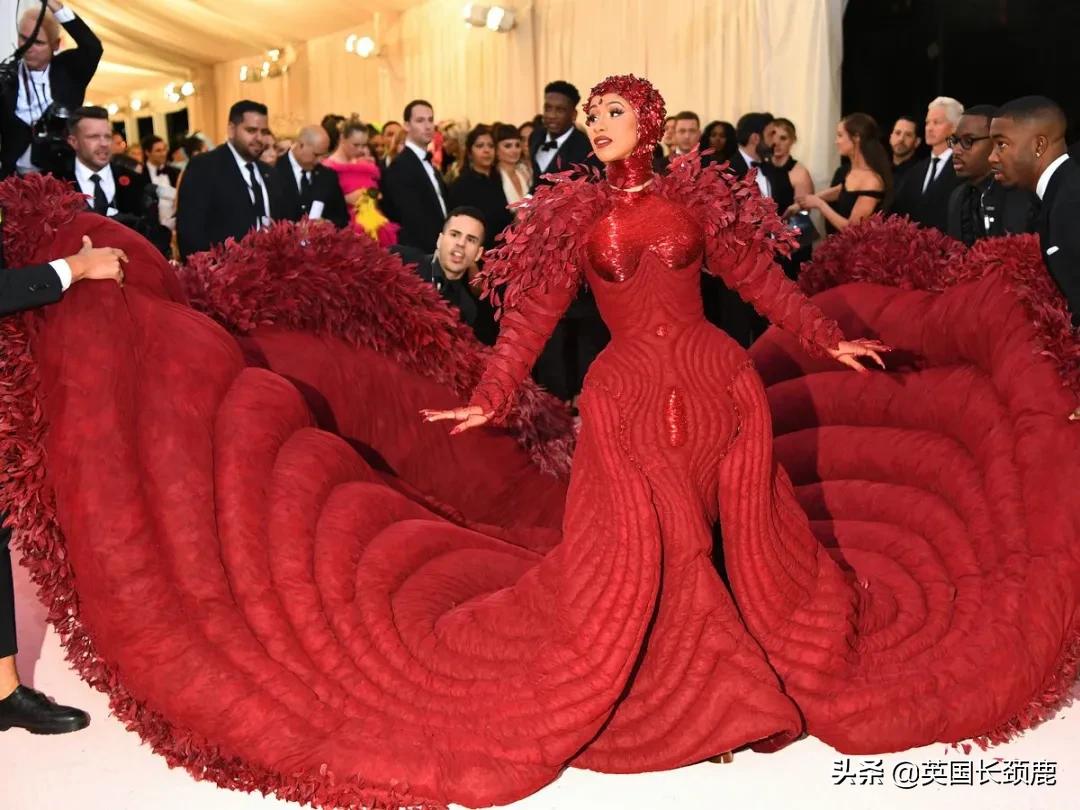 卡戴珊化身摄魂怪、碧梨赛白雪公主...今年METGALA妖魔鬼怪再出洞