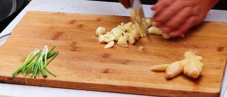 猪头肉这样吃才叫爽，农村大锅一炖，大块吃肉，口感丰富有食欲