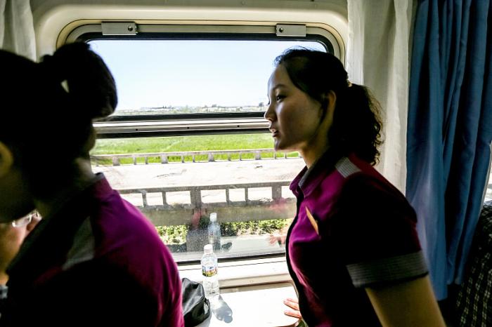 一趟国际列车，靠在北京站，朝鲜乘务员带货忙