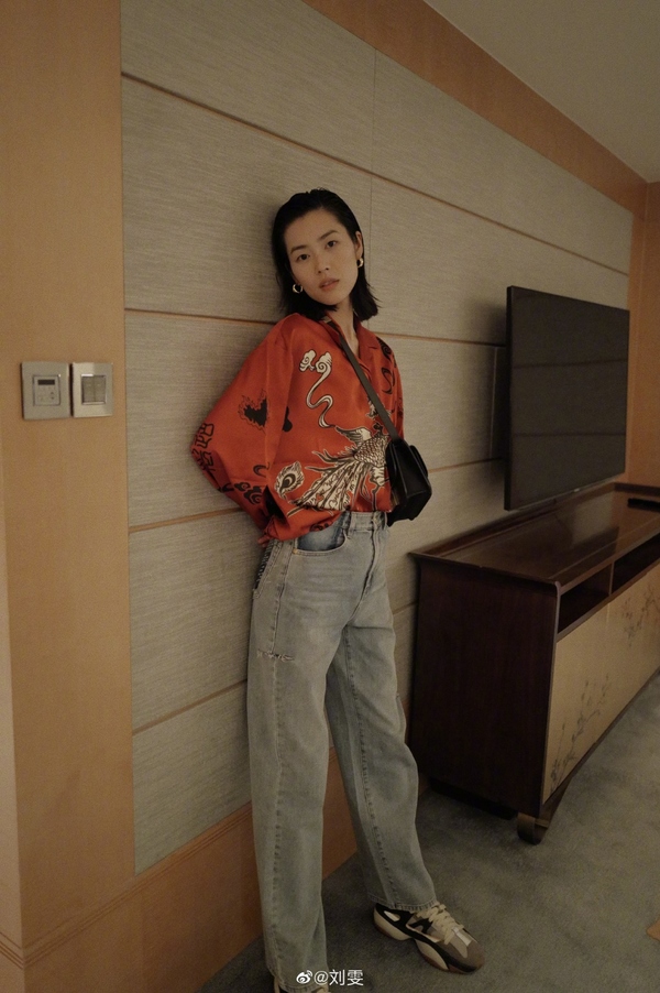 吴宣仪鞠婧祎撞衫,吴宣仪粉色西装撞衫唐嫣