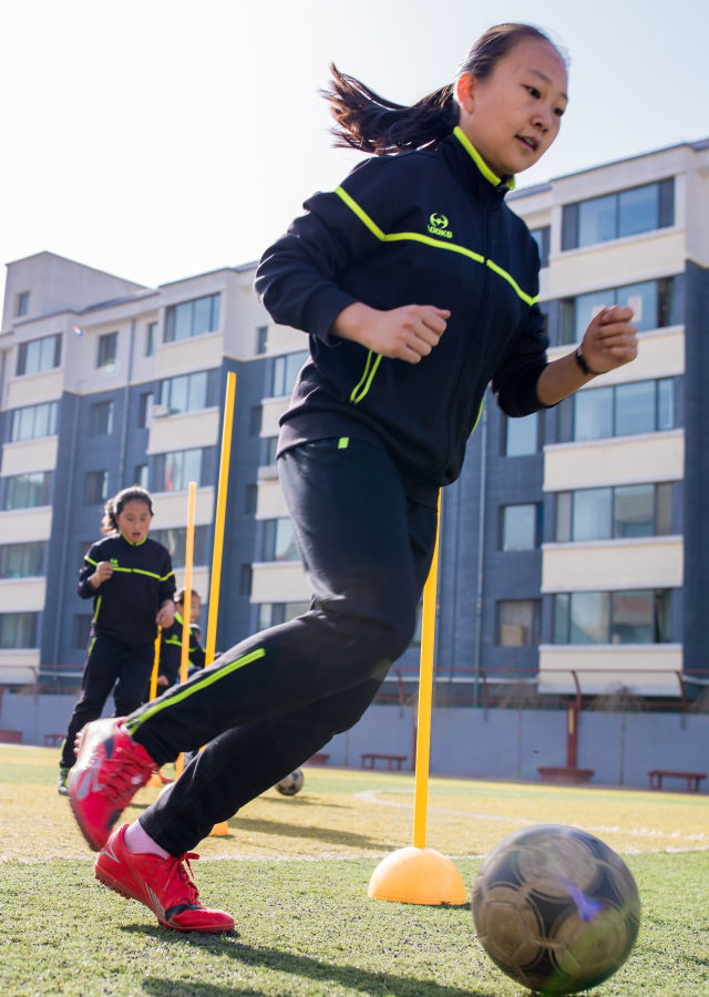 踢足球的女孩跳舞,踢足球的女孩的视频