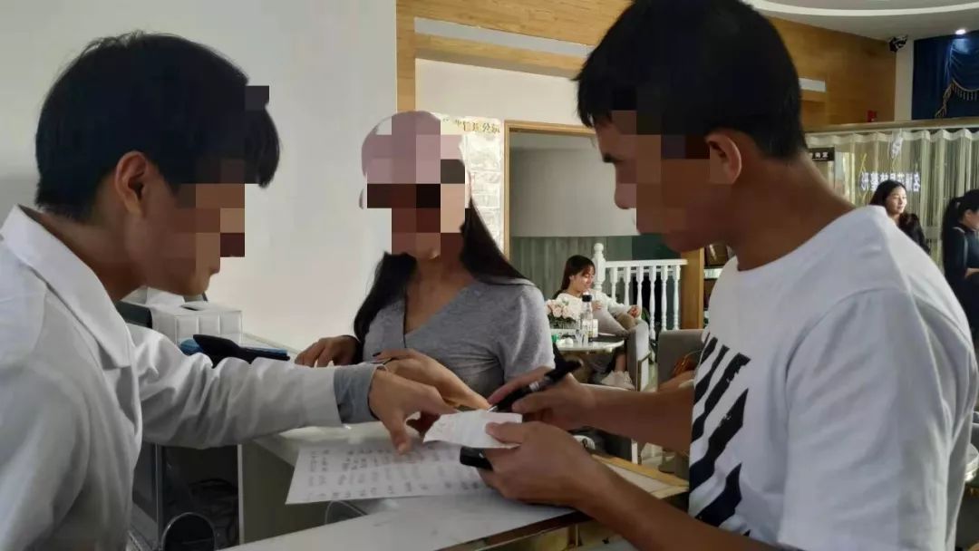 女子隆鼻后出现4个洞,女子隆鼻后遭网贷