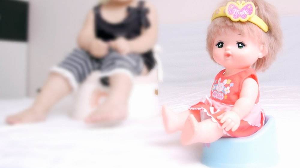 2岁女儿每天尿湿十几条裤子，妈妈该如何解决孩子“如厕难题”？