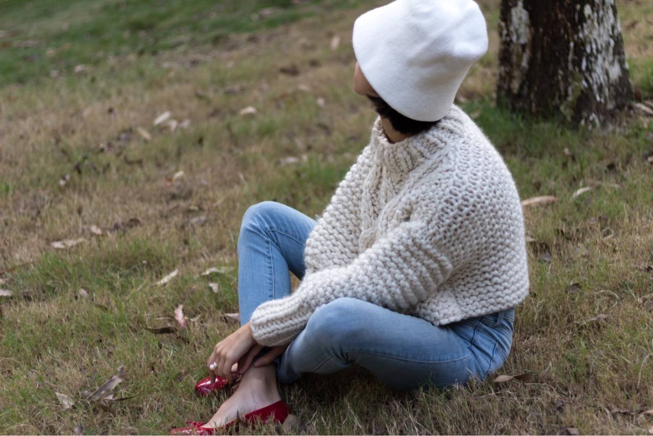 年轻女士的棒针圆肩提花毛衣款式,特粗棒针羊毛渔夫毛衣