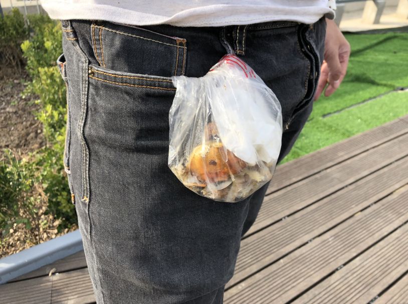 趁着午休两小时，他们在天台上组了个jió盆烤肉趴