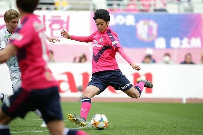 日本18岁足球天才学完驾照先做一件事他对于足球的执着无人能比