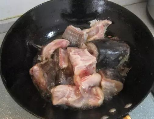 大蒜烧鲶鱼的家庭做法大全,大蒜烧鲶鱼怎么做好吃四川