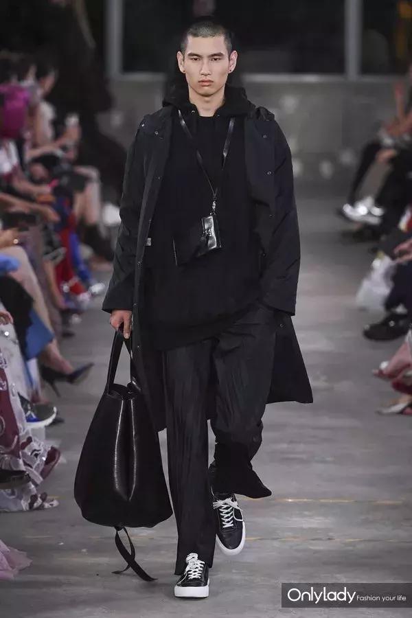 张艺兴valentino东京神图,张艺兴valentino秀场表演