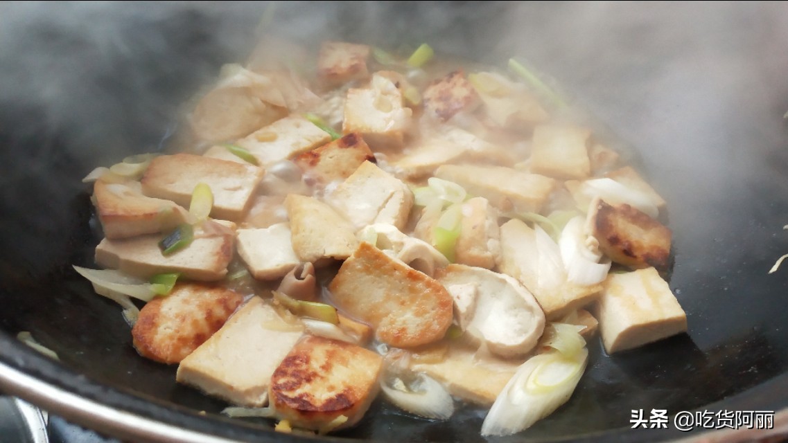 青椒炒豆腐家常做法非油炸,油炸肉炒豆腐的家常做法