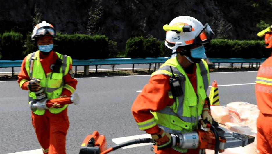 两车相撞一车头严重损毁,两车相撞损毁严重现场一片狼藉