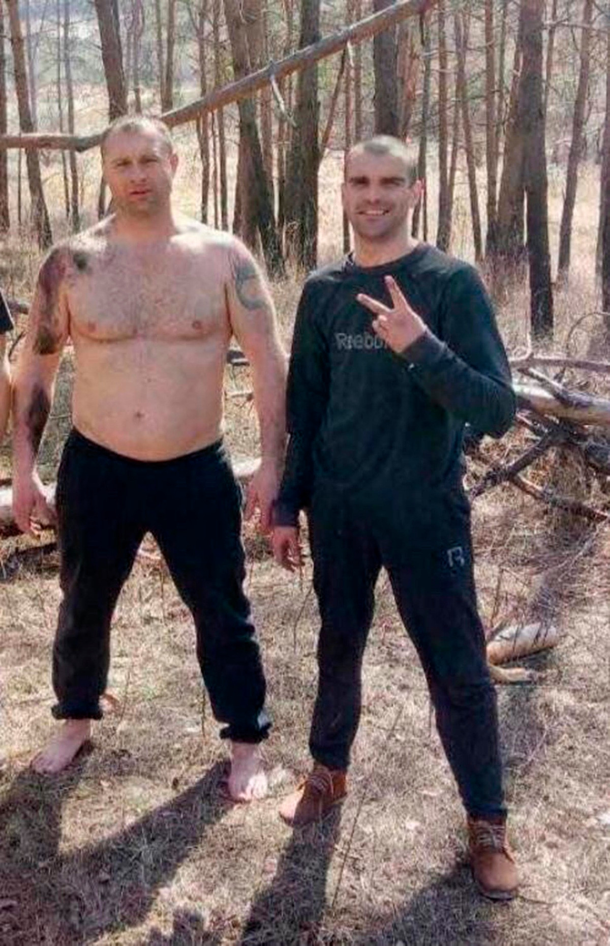 俄17岁男孩与前女友约会，被她男友发现用铲柄奸虐，致严重内出血