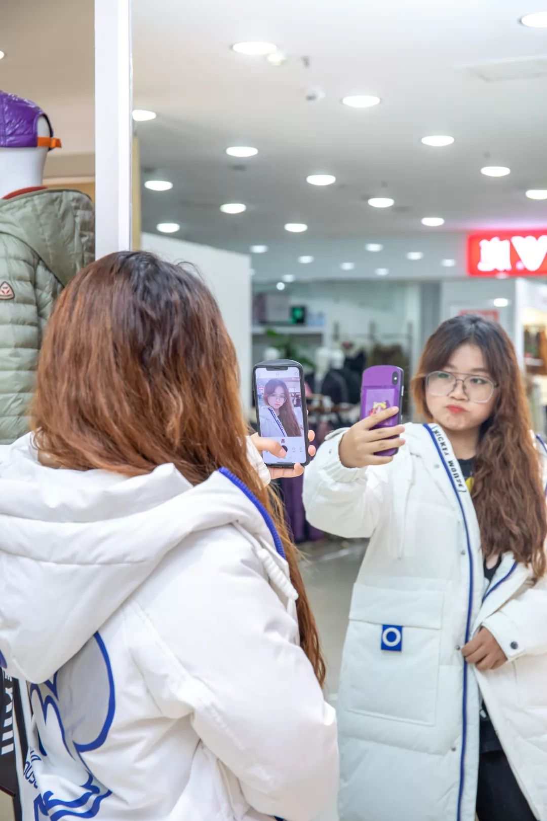 品牌羽绒服低至99元！百货大楼要被搬空了