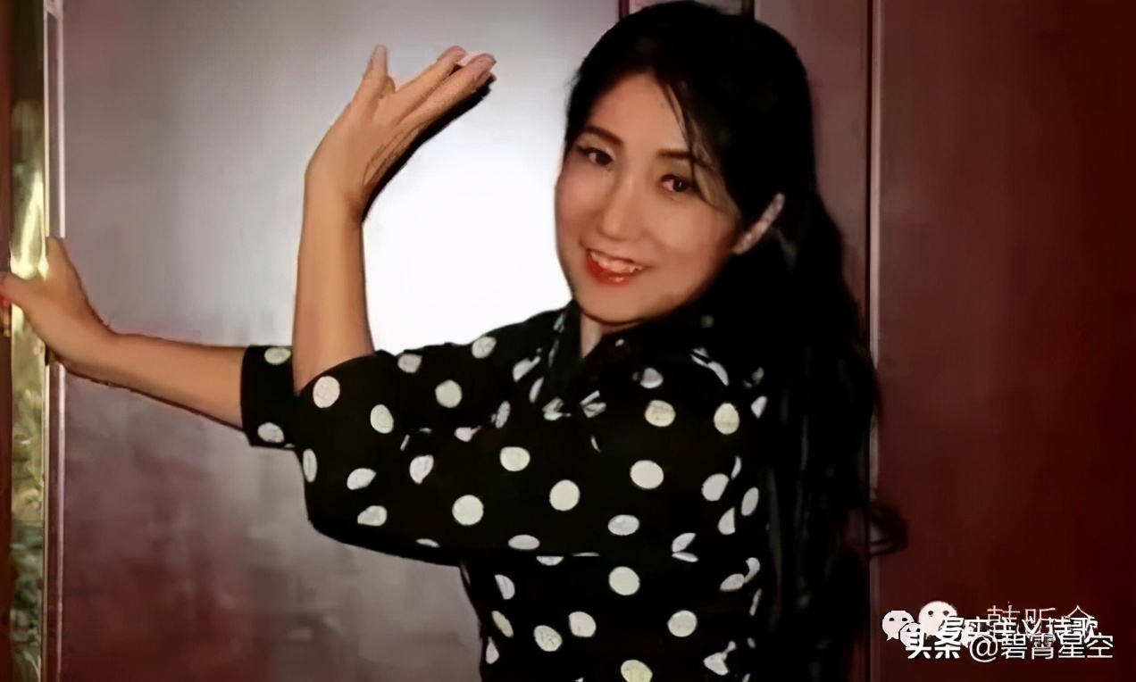 让我坐在一首诗的字里行间，抱紧你银杏树上是发黄的叶片