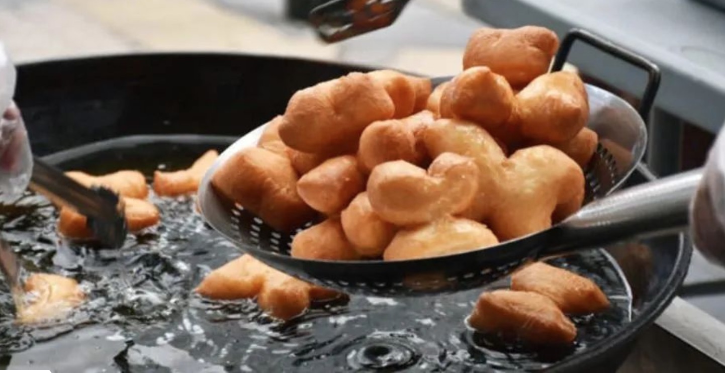 穷疯了？航空公司竟然也到街边卖油条