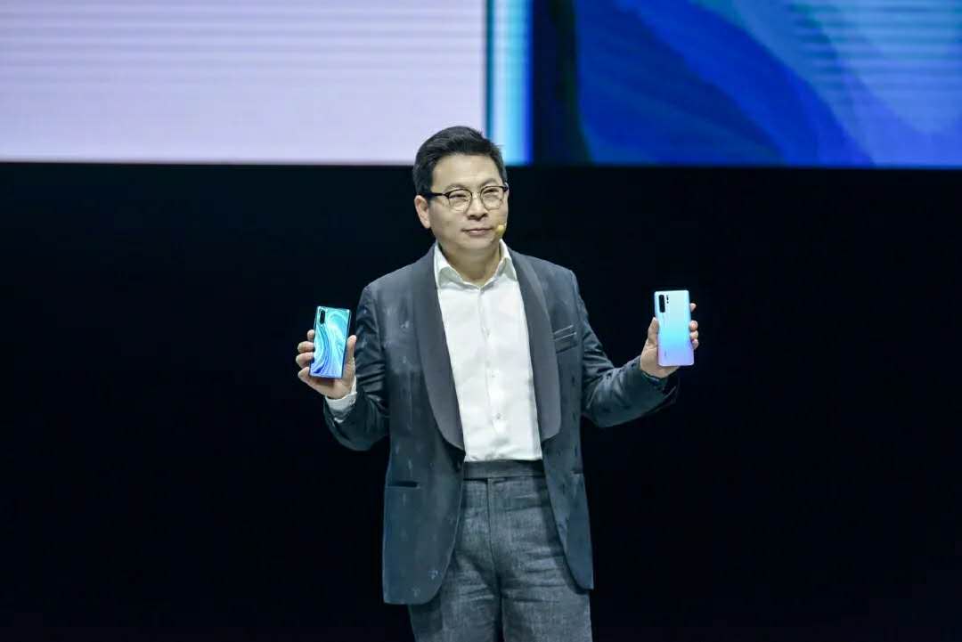 国外排长队、国内专享低价，逆天的华为新款手机真给中国长脸