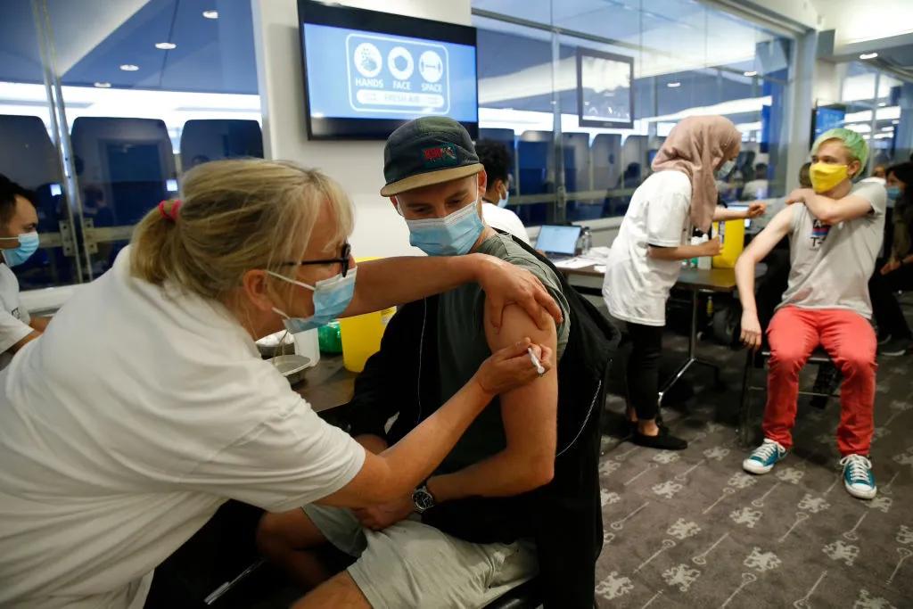 英国辉瑞疫苗第三针间隔三个月,英国疫情日增加人数