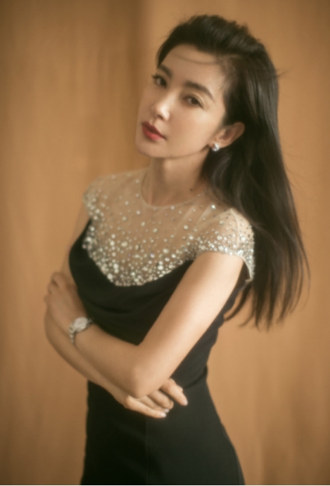 6大比艺人颜值高的经纪人，个个品貌端庄，甩艺人几条街