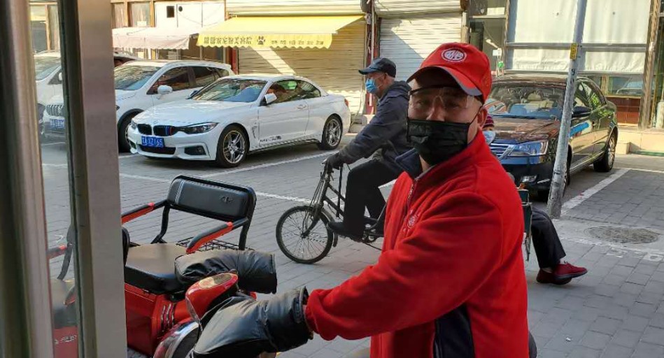 一举两得！为返京隔离人员送货，理发师当起代购小哥