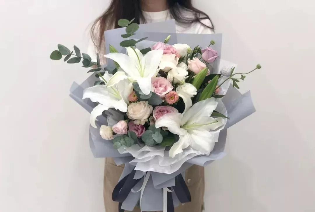 花要不要经常换水,花材正确处理方式及日常养护